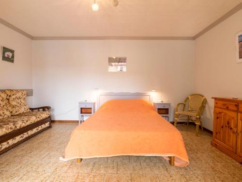 une chambre avec un lit avec un couvre-lit orange dans l'établissement Apartment Le Soleil Camarguais-4 by Interhome, à Saintes-Maries-de-la-Mer