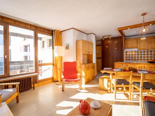 uma cozinha e sala de estar com mesa e cadeiras em Apartment Le Pramecou-3 by Interhome em Tignes