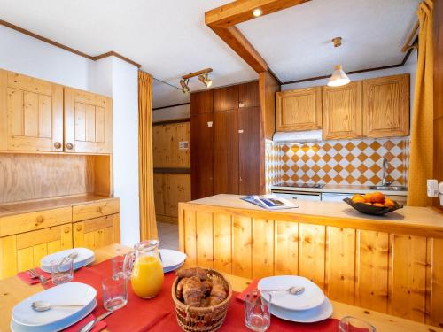 une cuisine avec une table avec un bol de fruits dessus dans l'établissement Apartment Le Pramecou - Val Claret-3 by Interhome, à Tignes