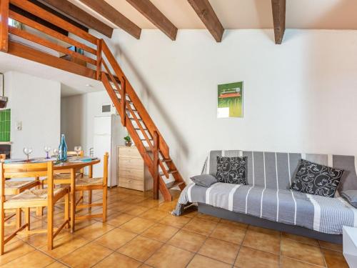 - un salon avec un lit et une table à manger dans l'établissement Holiday Home Les Leucatines 3 by Interhome, à Port-Leucate