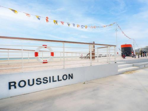 un navire de croisière avec les mots «rossissement» dans l'établissement Apartment Le Beach-1 by Interhome, à Canet