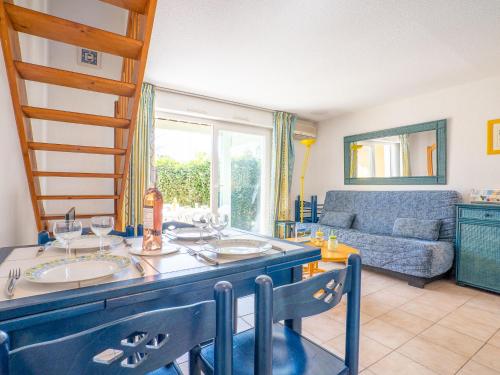 a living room with a sink and a couch at Holiday Home Les Lavandines 1-6 by Interhome in Cap d'Agde