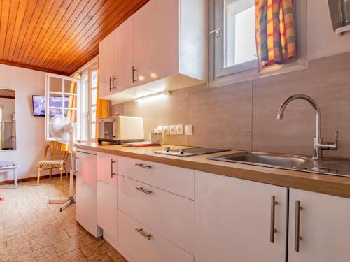 サントマリー・ド・ラメールにあるApartment Le Soleil Camarguais - SMM150 by Interhomeの白いキャビネットとシンク付きのキッチン