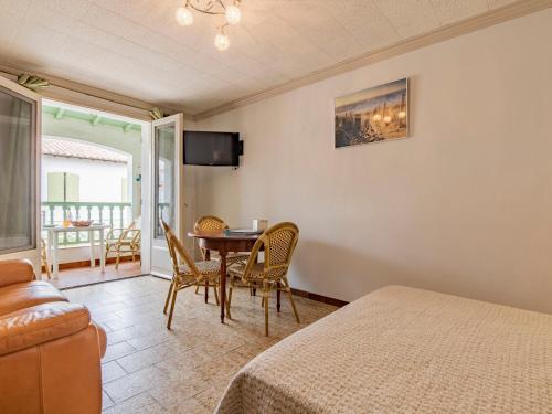 Μια τηλεόραση ή/και κέντρο ψυχαγωγίας στο Apartment Le Soleil Camarguais-2 by Interhome