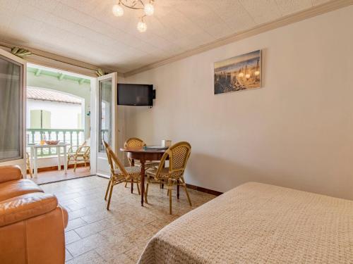 サントマリー・ド・ラメールにあるApartment Le Soleil Camarguais - SMM151 by Interhomeのベッド、テーブル、椅子が備わる客室です。