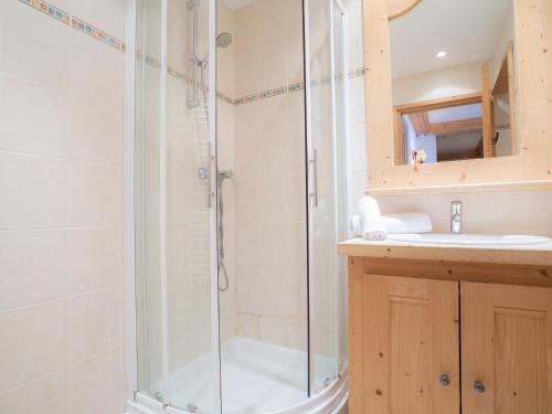 une salle de bain avec douche et lavabo dans l'établissement Apartment Le Bec Rouge - Le Lac-2 by Interhome, à Tignes