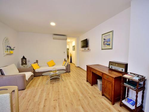 TV a/nebo společenská místnost v ubytování Apartment Baba Nevenka by Interhome