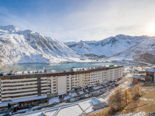 una vista aerea di un hotel con montagne innevate di Apartment Le Bec Rouge-2 by Interhome a Tignes