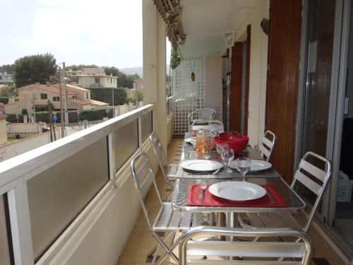 una mesa y sillas en un balcón con vistas en Apartment Le Paradou by Interhome, en Virebelle