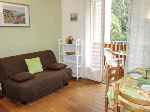 Apartment Les Aigues Marines-19 by Interhome في لا مادراج: غرفة معيشة مع أريكة وطاولة