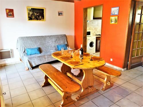 un salon avec une table en bois et un canapé dans l'établissement Holiday Home Les Colombes by Interhome, à Saint Pierre La Mer