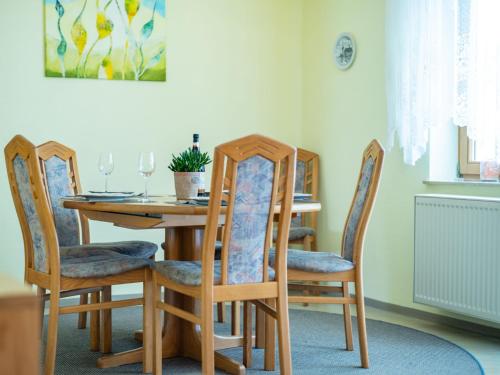 een eettafel met 4 stoelen en een houten tafel bij Holiday Home Rheingau by Interhome in Dittishausen