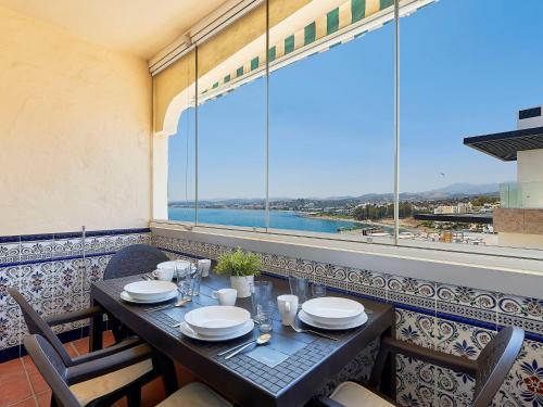 エステポナにあるApartment Marina Bay-1 by Interhomeの水辺の景色を望むレストランのテーブル