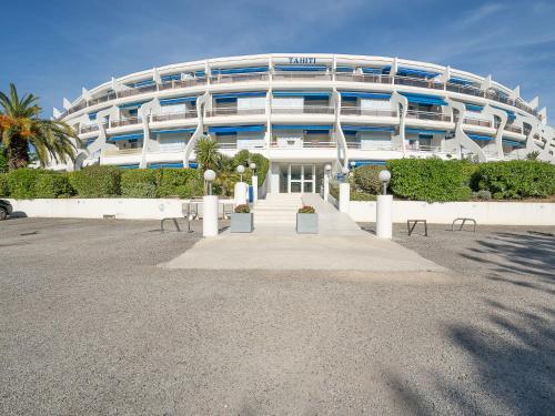 un grand bâtiment blanc avec un escalier devant dans l'établissement Apartment Tahiti-2 by Interhome, à La Grande Motte