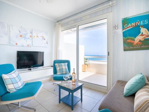 uma sala de estar com vista para o oceano em Apartment Cap Sud-3 by Interhome em Canet-en-Roussillon