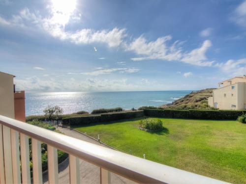 un balcon avec vue sur l'océan dans l'établissement Apartment Les Indes Galantes by Interhome, au Cap d'Agde