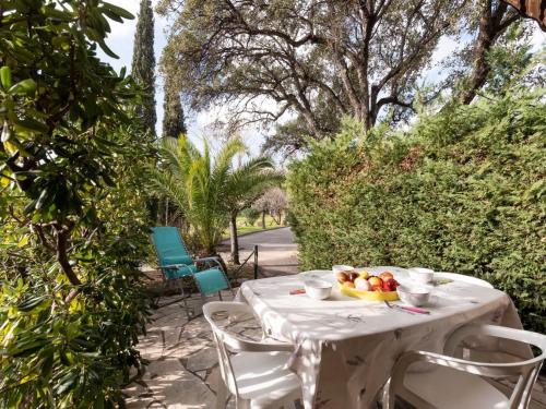 - une table avec un bol de fruits assis sur une terrasse dans l'établissement Apartment Val des Chênes-4 by Interhome, à Cavalaire-sur-Mer
