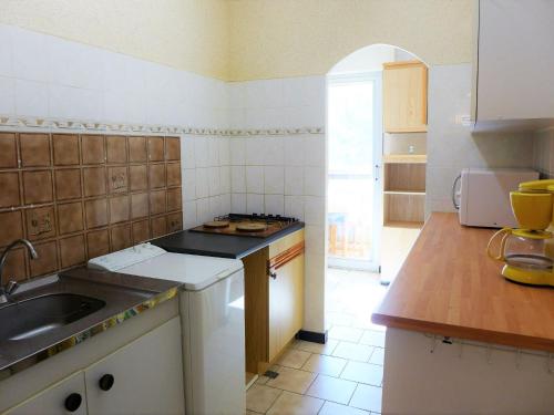 Η κουζίνα ή μικρή κουζίνα στο Apartment Les Genêts by Interhome