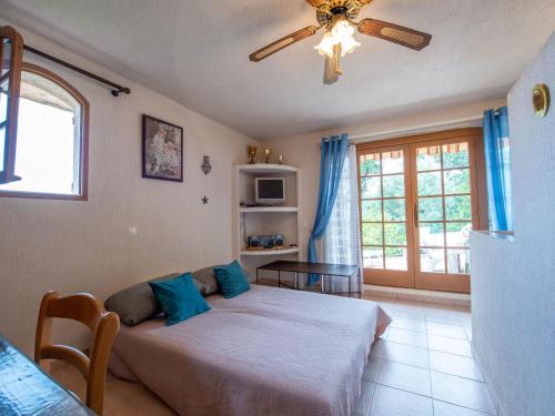 - une chambre avec un lit et un ventilateur de plafond dans l'établissement Apartment Valao Verde by Interhome, à Cavalaire-sur-Mer