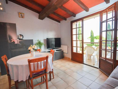 une cuisine et une salle à manger avec une table et une télévision dans l'établissement Apartment les Oiseaux-1 by Interhome, à Cavalaire-sur-Mer