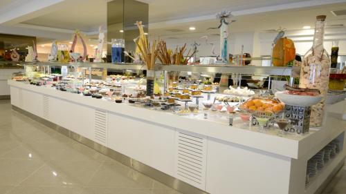 ein Buffet mit vielen verschiedenen Desserts in der Unterkunft Green Nature Diamond in Marmaris