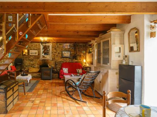 une cuisine avec un escalier et un salon dans l'établissement Holiday Home Ti Maen by Interhome, à Kernalléguen