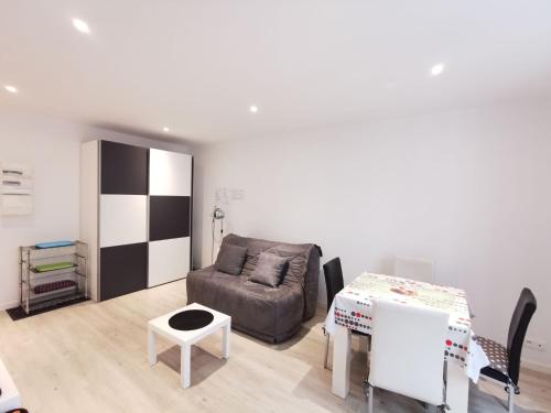 un salon avec un canapé et une table dans l'établissement Apartment Saint Thomas by Interhome, à Saint-Malo