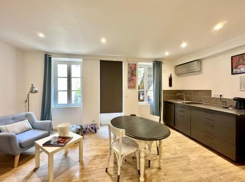 une cuisine et un salon avec une table et des chaises dans l'établissement C la reserve - St Rose Bleu, à Clermont-Ferrand