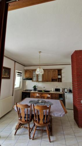 uma cozinha com mesa e cadeiras num quarto em Dobrić em Kaštel Štafilić
