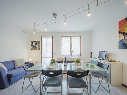 un salon avec une table en verre et des chaises dans l'établissement Apartment Villaggio 5 Terre-4 by Interhome, à Soviore