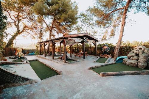 Taman di luar Camping Caledonia