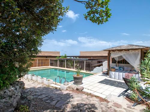 una imagen de una piscina en una casa en Villa Essenthia by Interhome, en Alghero