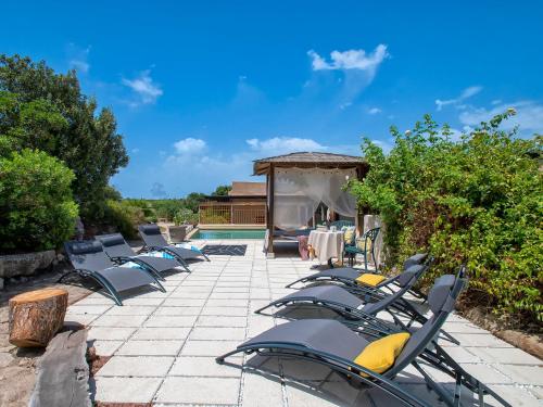 un grupo de sillas de jardín sentadas en un patio en Villa Essenthia by Interhome, en Alghero