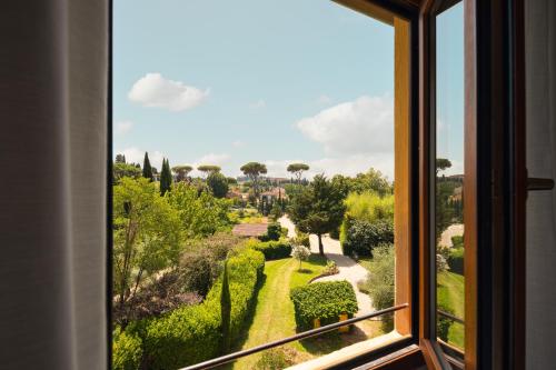 una vista da una finestra di un giardino di Hotel Villa Betania a Firenze