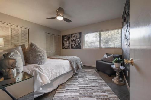 een slaapkamer met een bed en een plafondventilator bij Reel relaxing across from River in Huge 24 foot Swim Spa in Tampa