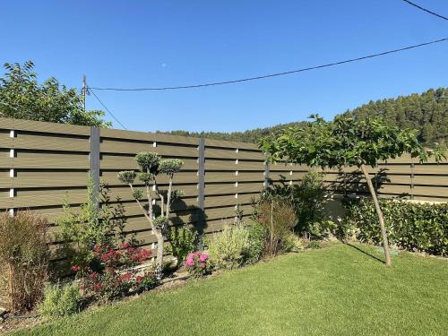 Κήπος έξω από το Villa ELi - Luxury Nature Getaway - Strategically located for Beach Exploration - Onsite Power for Electric Vehicle