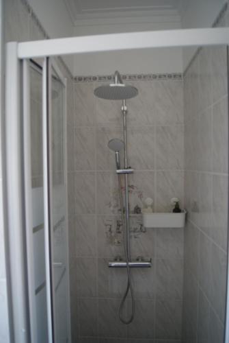 uma casa de banho com uma cabeça de chuveiro em 3 L's STAY em Castro Daire