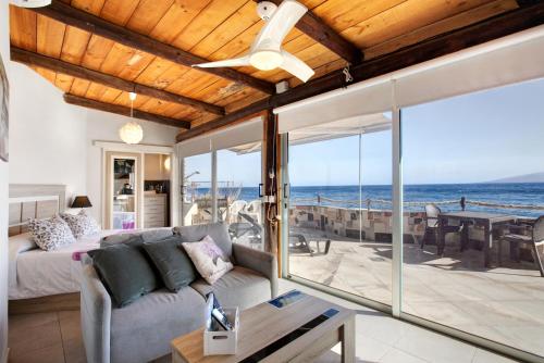 a living room with a couch and a view of the ocean at La Terraza del Mar in Bocacangrejo