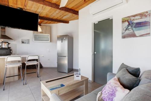 a living room with a couch and a kitchen at La Terraza del Mar in Bocacangrejo