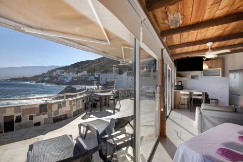 a balcony with a view of the ocean at La Terraza del Mar in Bocacangrejo