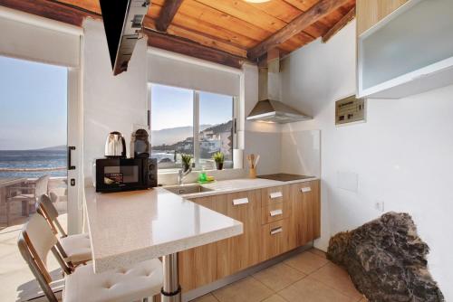a kitchen with a counter and some windows at La Terraza del Mar in Bocacangrejo