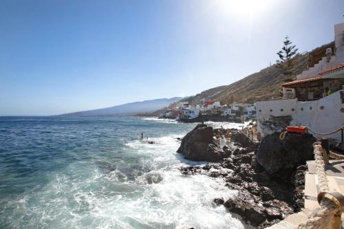 a view of a beach with buildings and the ocean at La Terraza del Mar in Bocacangrejo