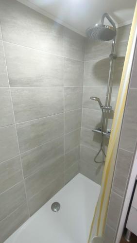 une douche avec un pommeau de douche. dans l'établissement Studio rénové maison de village du Luberon, à Villelaure