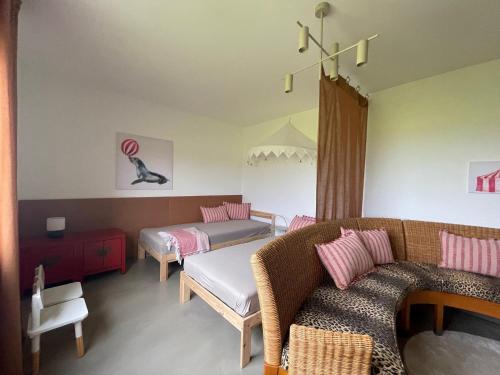 uma sala de estar com um sofá e uma cama em CASA LOBO Charmantes Ferienhaus im Allgäu em Leutkirch im Allgäu