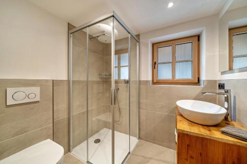 y baño con ducha acristalada y lavamanos. en Apartement Lanthalerhof, en San Martino