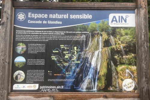 a sign for the entrance to a waterfall at Au Château Saint Blaise in Virignin