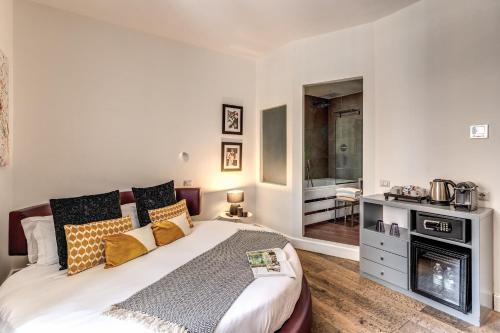 a bedroom with a bed and a fireplace at Telier Tomacelli in Rome