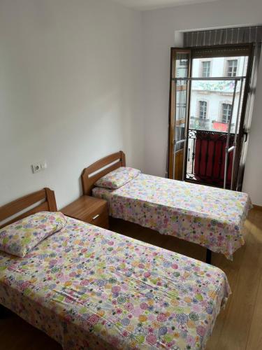 Un pat sau paturi într-o cameră la ApartamentosArturo Llanes F LaPlaza