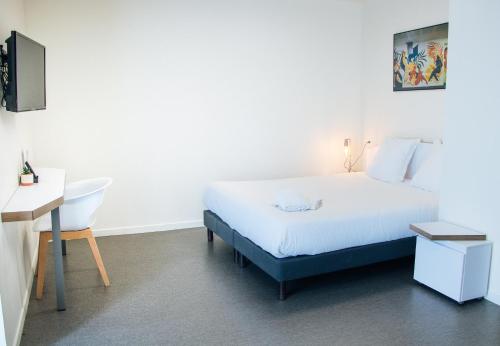 una camera con letto, lavandino e vasca di Twenty Business Flats Villejuif Croizat a Villejuif