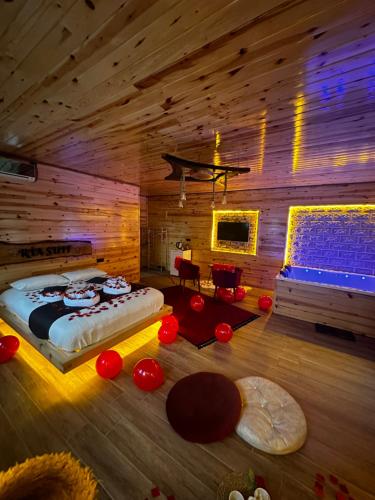 a bedroom with a bed in a log cabin at Ria süit otel bungalov in Rize